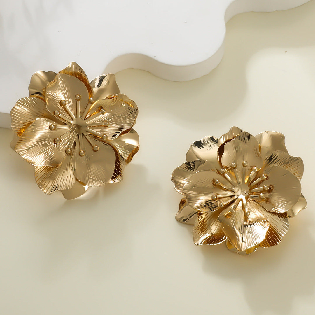 Ladies earrings in luxurious floral design with artificial pearls Nin Boutique