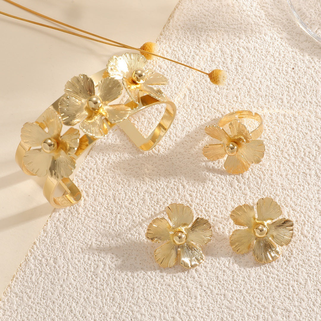 Women's arm jewelry with floral design and high-quality surface finish Nin Boutique
