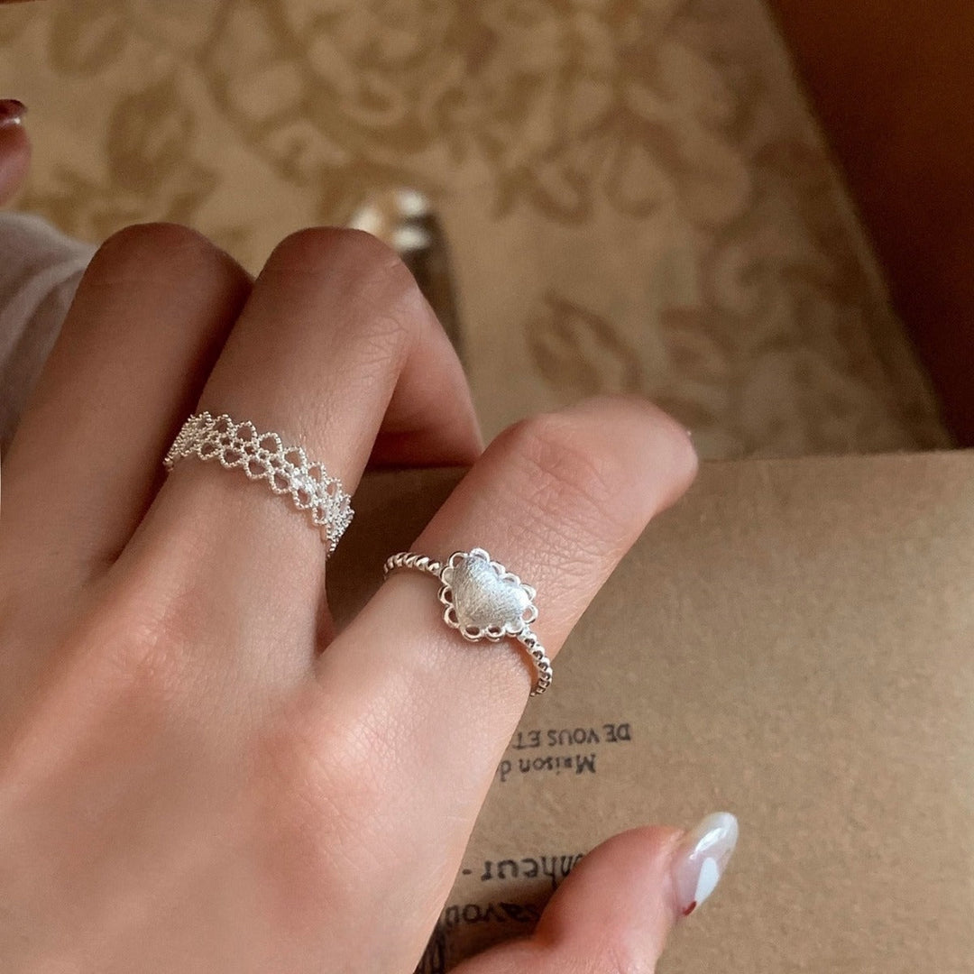 Ladies ring with floral details and delicate structure Nin Boutique