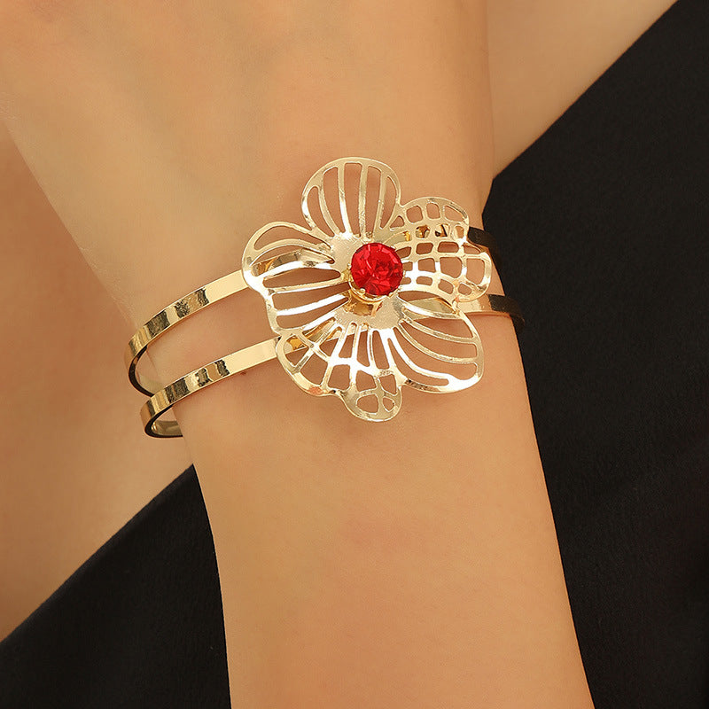 Women's Bracelet with Artistic Flower Design Nin Boutique