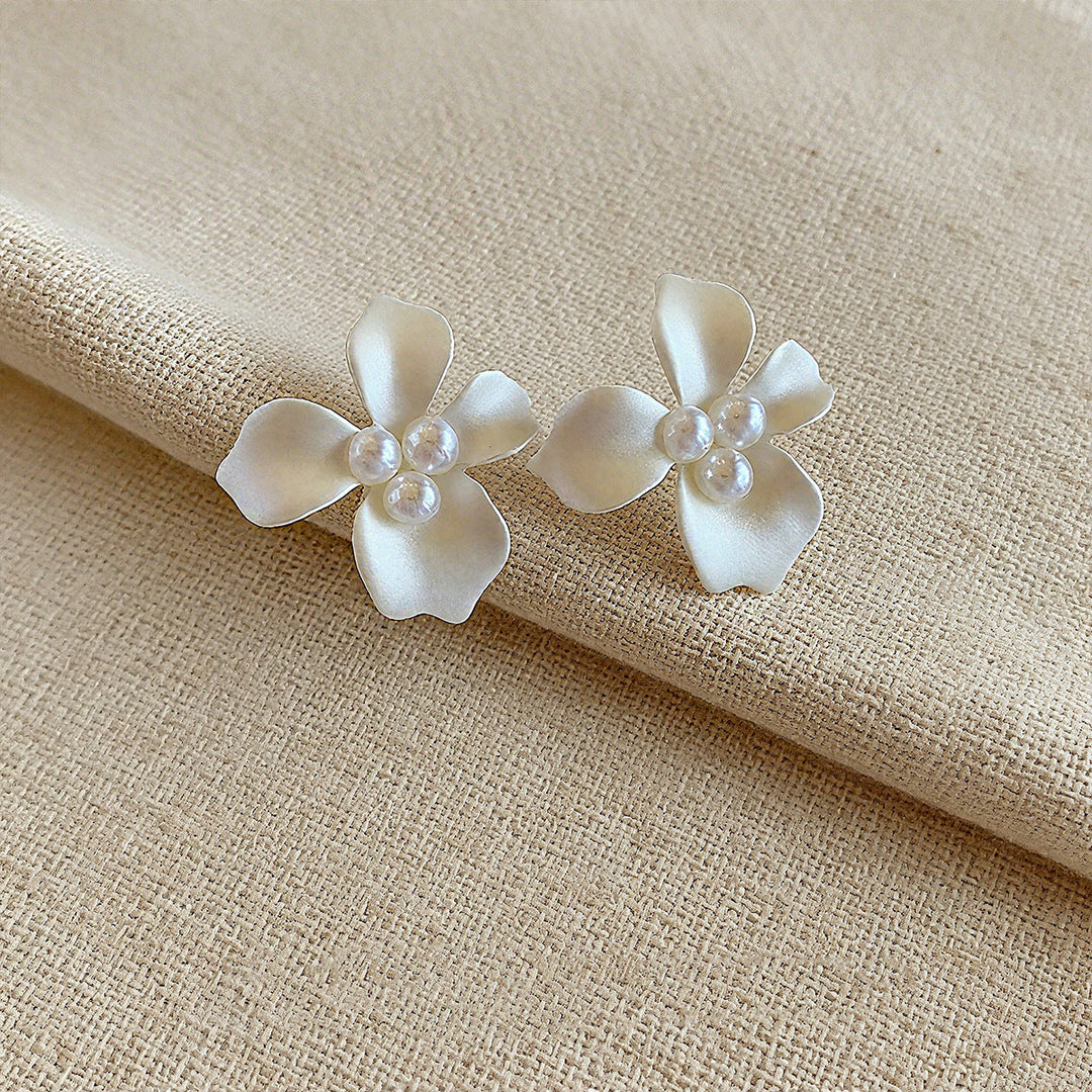 Women’s earrings in floral design with pearl accents Nin Boutique