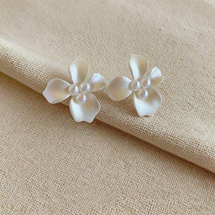 Women’s earrings in floral design with pearl accents Nin Boutique