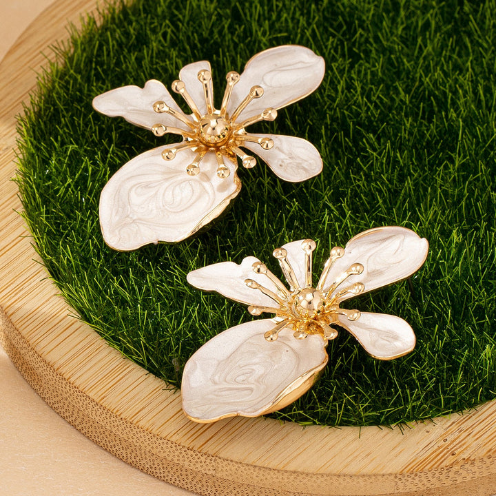 Ladies earrings in artistic flower design Nin Boutique