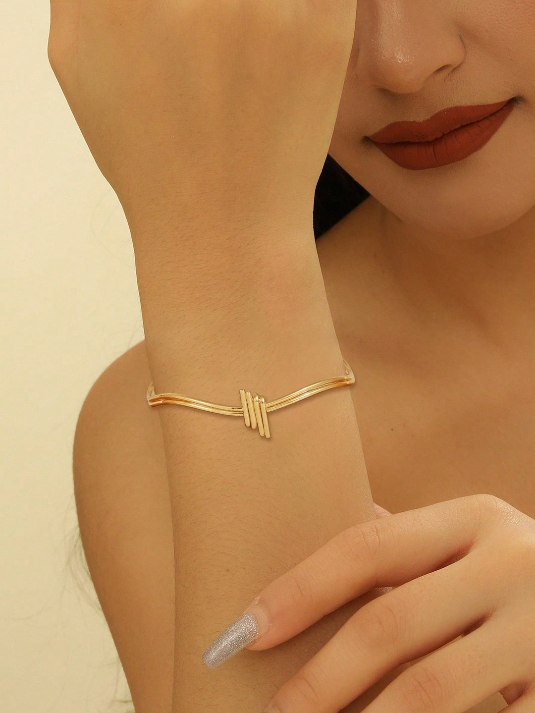 Women's bangle with elegant curved design Nin Boutique