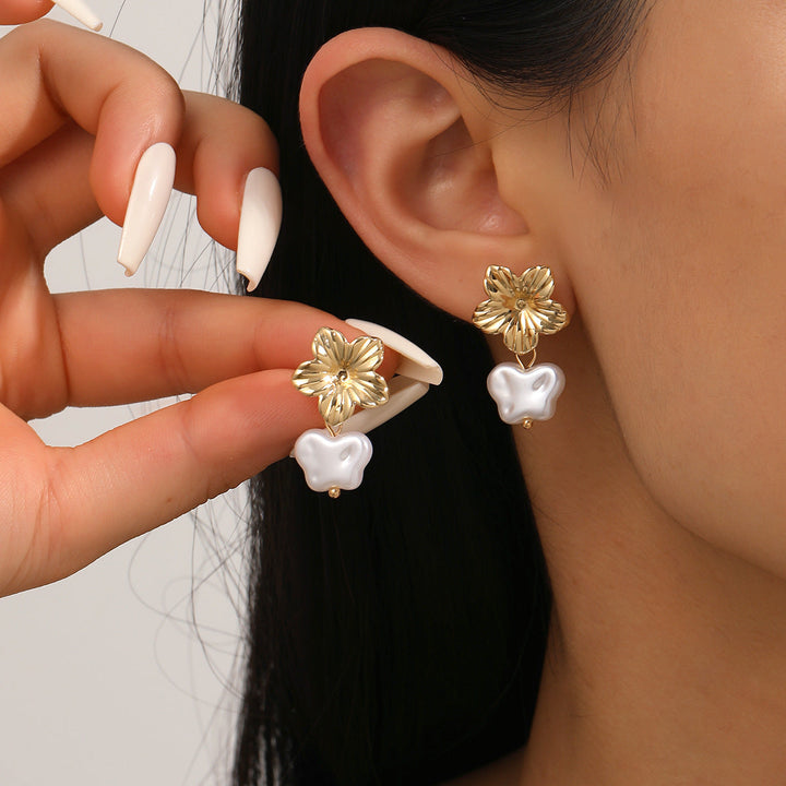 Women earrings with elegant butterfly pendant Nin Boutique