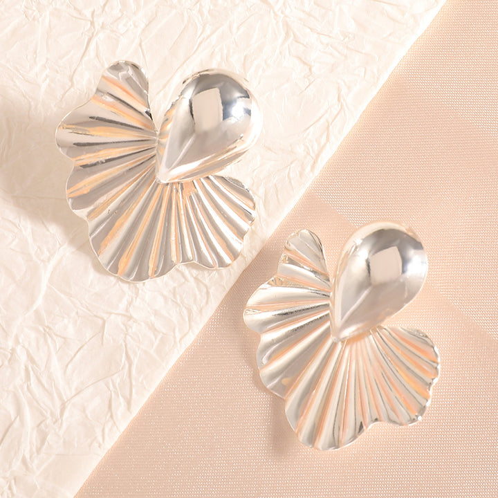 Women's earrings in elegant leaf design with intricate details Nin Boutique