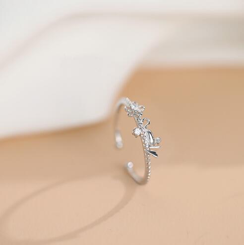 Ladies ring with filigree flower pattern and delicate zirconia Nin Boutique