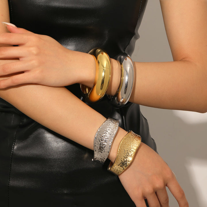 Women’s cuff bracelet with modern, textured design Nin Boutique
