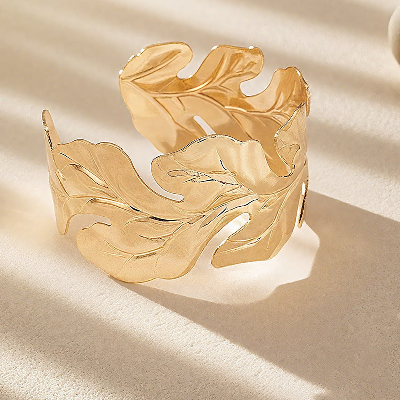Ladies bracelet with elegant leaf design Nin Boutique