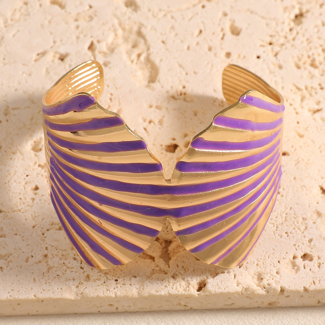 Ladies cuff with elegant shell design Nin Boutique