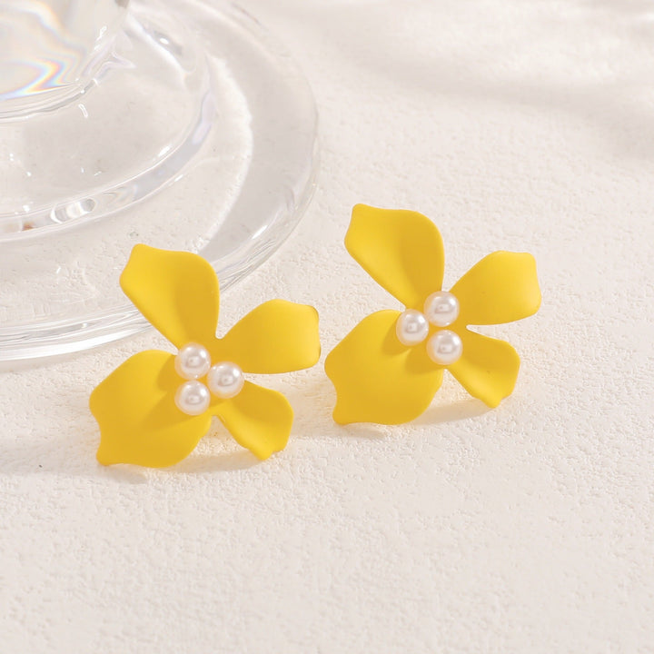 Women’s earrings in floral design with pearl accents Nin Boutique