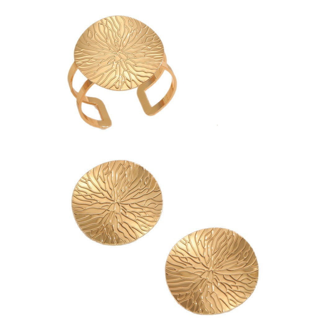 Ladies cuff bracelet with luxurious relief design Nin Boutique