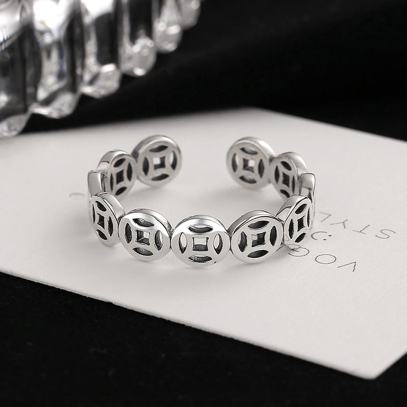 Women's ring in modern, curved design with delicate details Nin Boutique