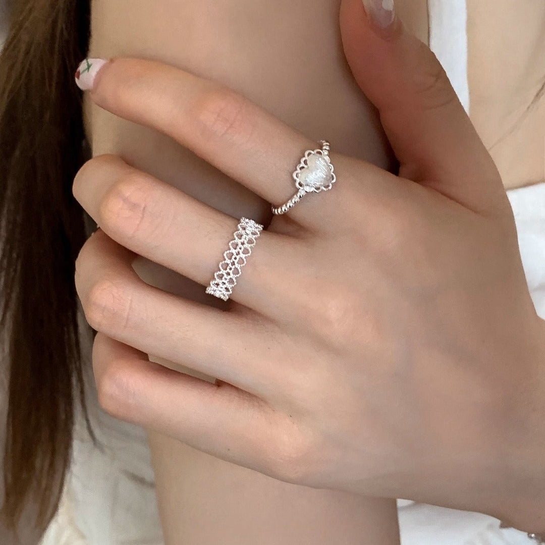 Ladies ring with floral details and delicate structure Nin Boutique