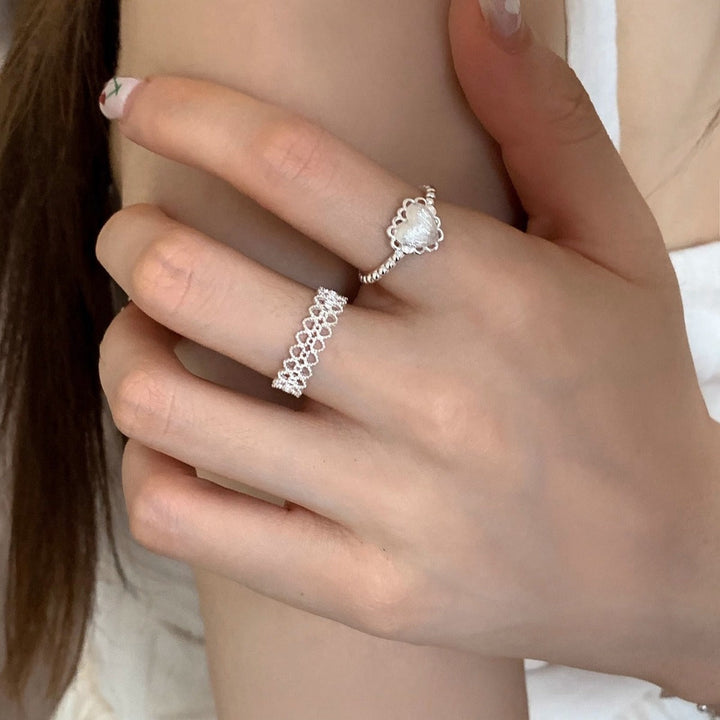 Ladies ring with floral details and delicate structure Nin Boutique