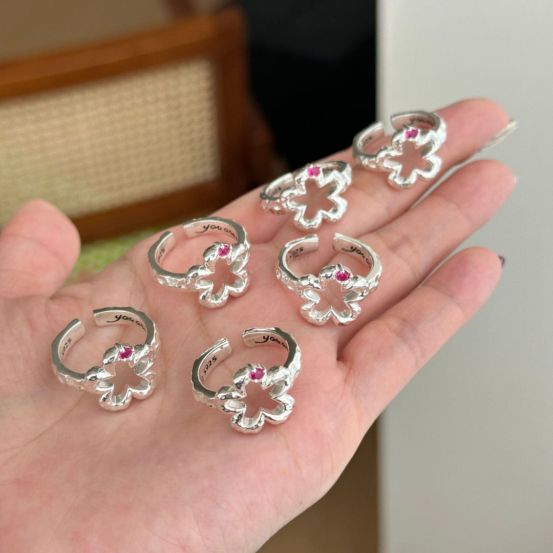 Women's ring with delicate floral pattern and sparkling accent Nin Boutique