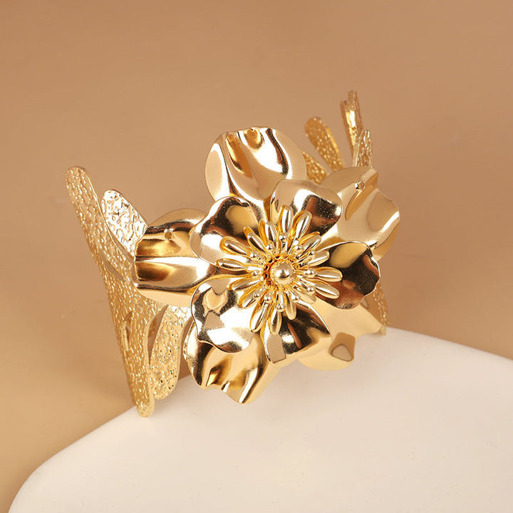 Ladies elegant bracelet with artistic floral design Nin Boutique