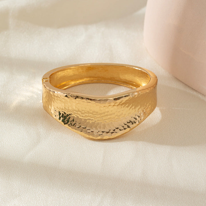 Ladies' bangle with elegant, curved design Nin Boutique