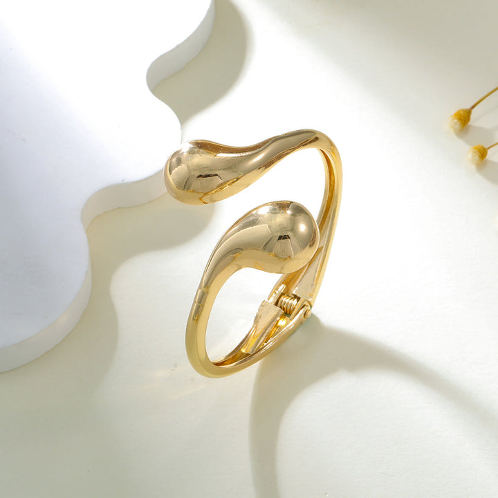 Women's arm cuff in modern, sculptural gold design Nin Boutique