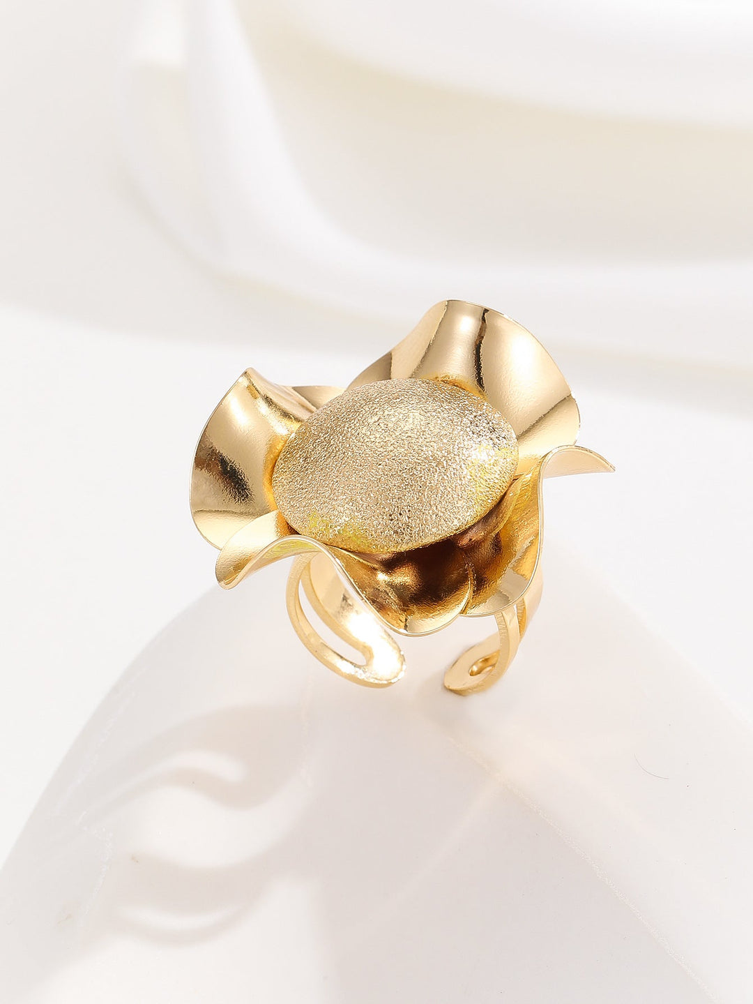 Ladies ring with intricate floral design Nin Boutique
