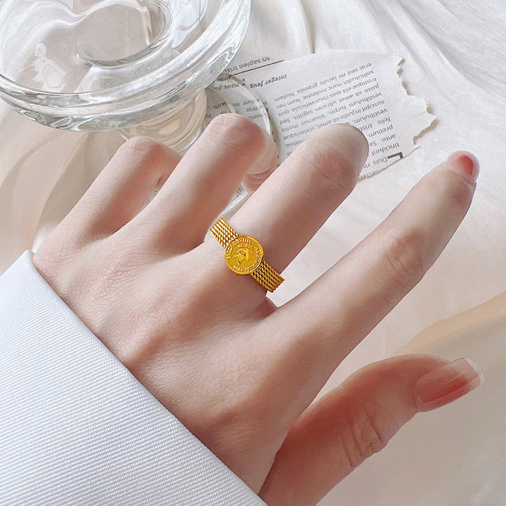 Women's ring with prominent coin design and net-like band Nin Boutique