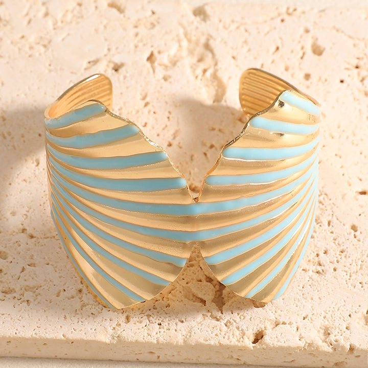 Ladies cuff with elegant shell design Nin Boutique