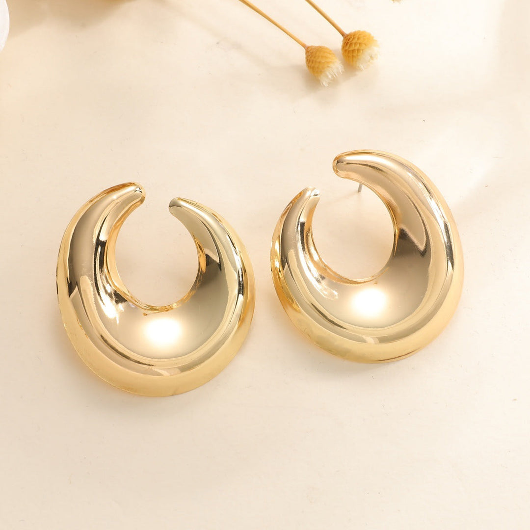 Ladies earrings with elegant curved design Nin Boutique