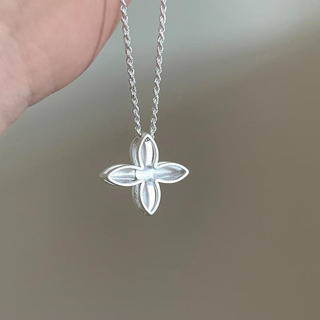Women's necklace with elegant, floral pendant and fine link chain Nin Boutique