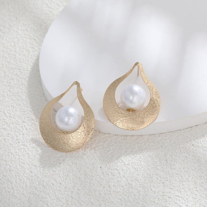 Ladies earrings with heart-shaped design and artificial pearl Nin Boutique