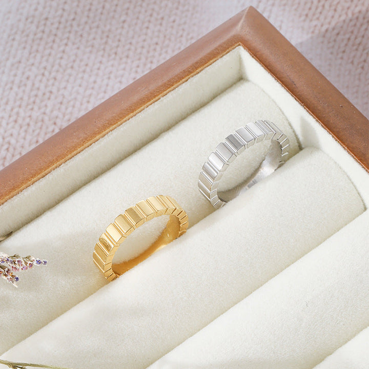 Women's ring with textured edge design Nin Boutique