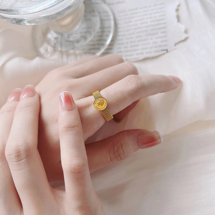 Women's ring with prominent coin design and net-like band Nin Boutique
