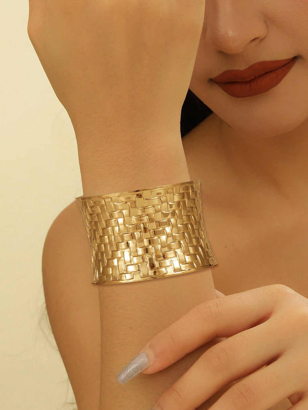 Women's cuff bracelet in artistic, structured design Nin Boutique