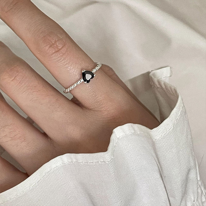 Ladies ring with heart-shaped onyx and playful design Nin Boutique