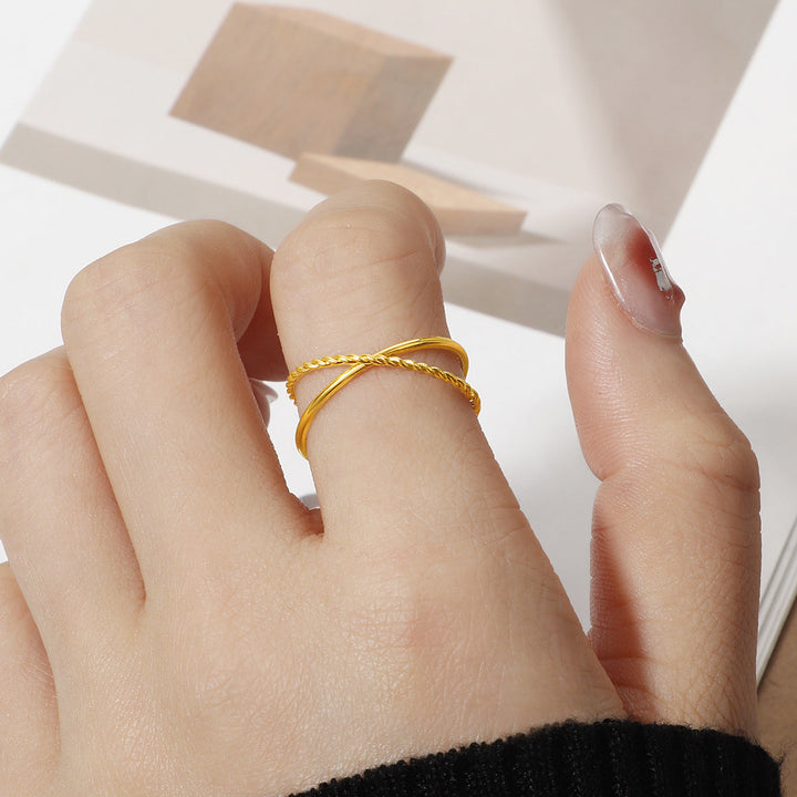 Ladies Ring with elegant curved design Nin Boutique