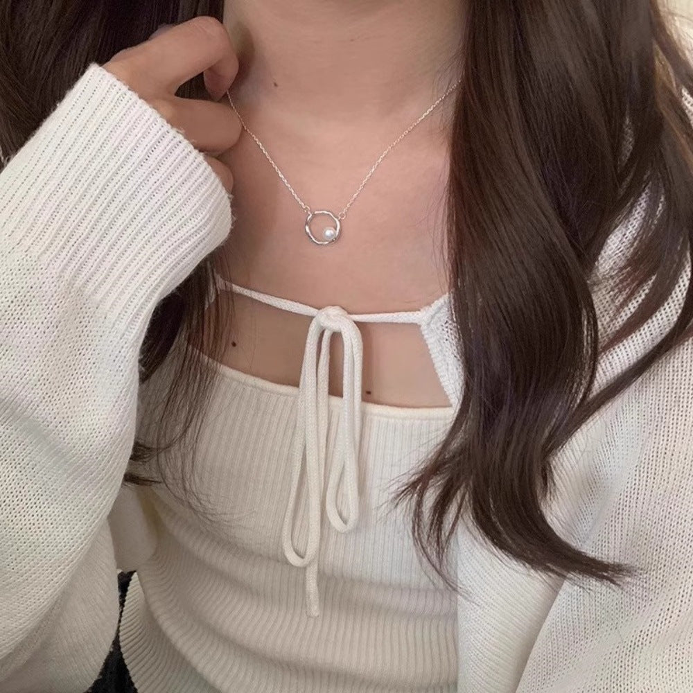Women's necklace with modern circular element and fine pearl Nin Boutique