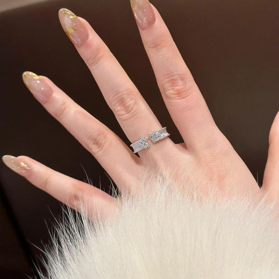 Women’s ring with sparkling zirconia stones and elegant, curved design Nin Boutique