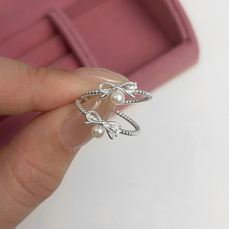 Women's ring with playful bow design and pearl accent Nin Boutique
