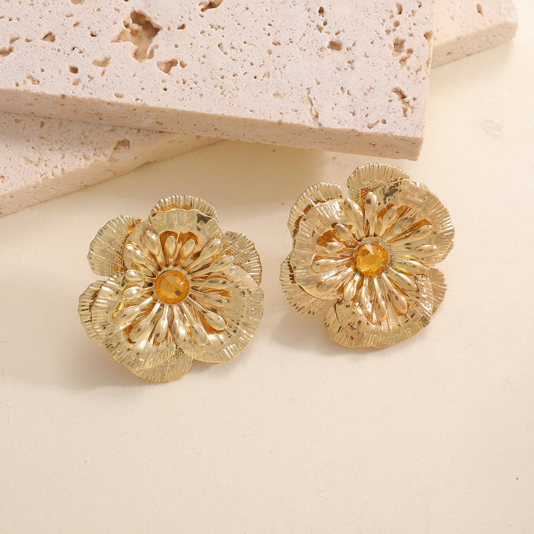 Women's stud earrings in artistic floral relief Nin Boutique