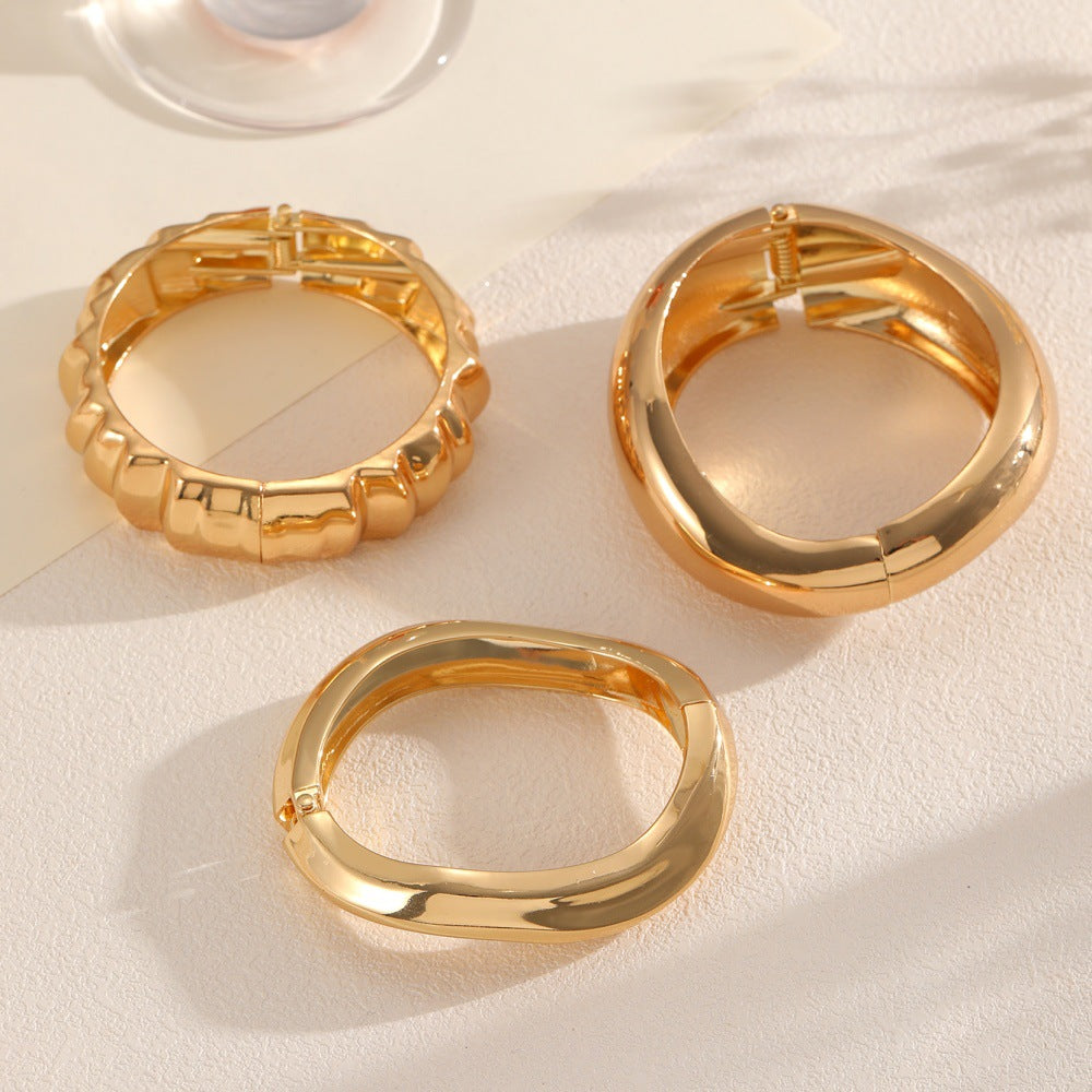 Women's Open Bangle with Modern, Elegant Design Nin Boutique