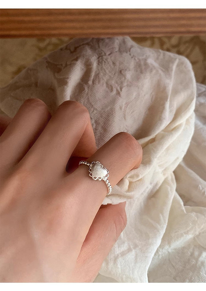 Ladies ring with floral details and delicate structure Nin Boutique