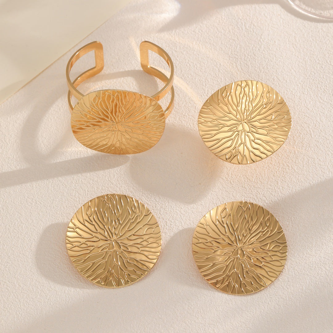 Ladies cuff bracelet with luxurious relief design Nin Boutique