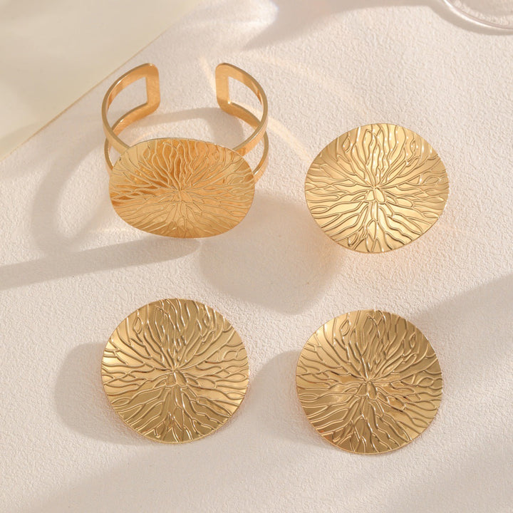 Ladies cuff bracelet with luxurious relief design Nin Boutique