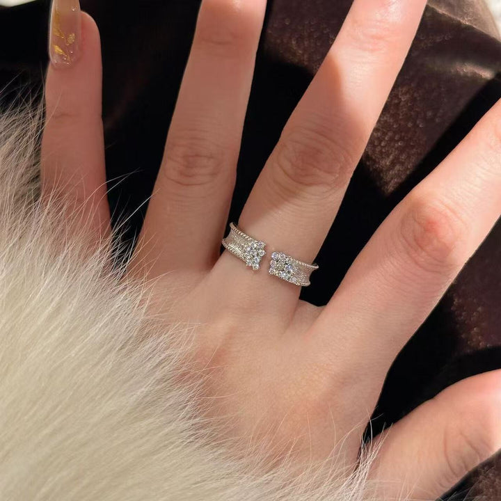 Women’s ring with sparkling zirconia stones and elegant, curved design Nin Boutique