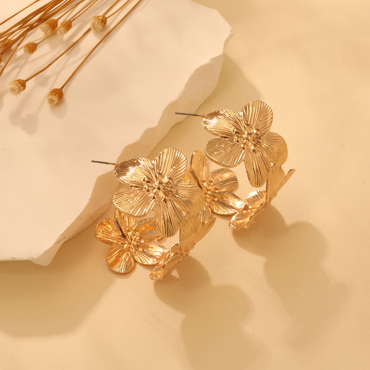 Women's earrings in unique, curved design Nin Boutique