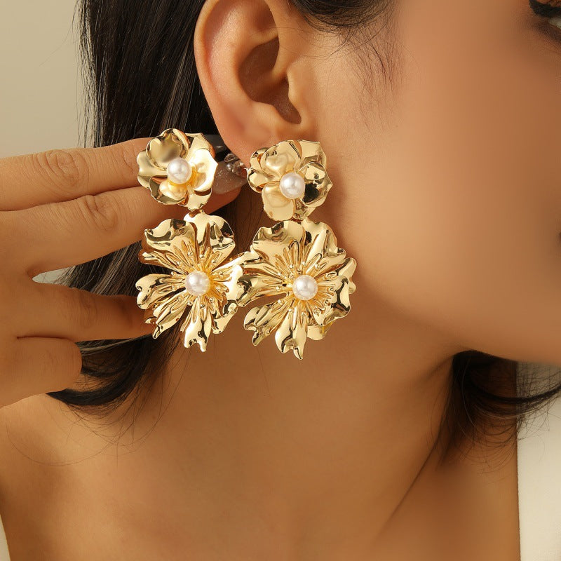 Women's earrings in luxurious floral pattern with pearl accents Nin Boutique
