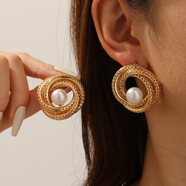 Women's pearl earrings with elegant gold frame Nin Boutique