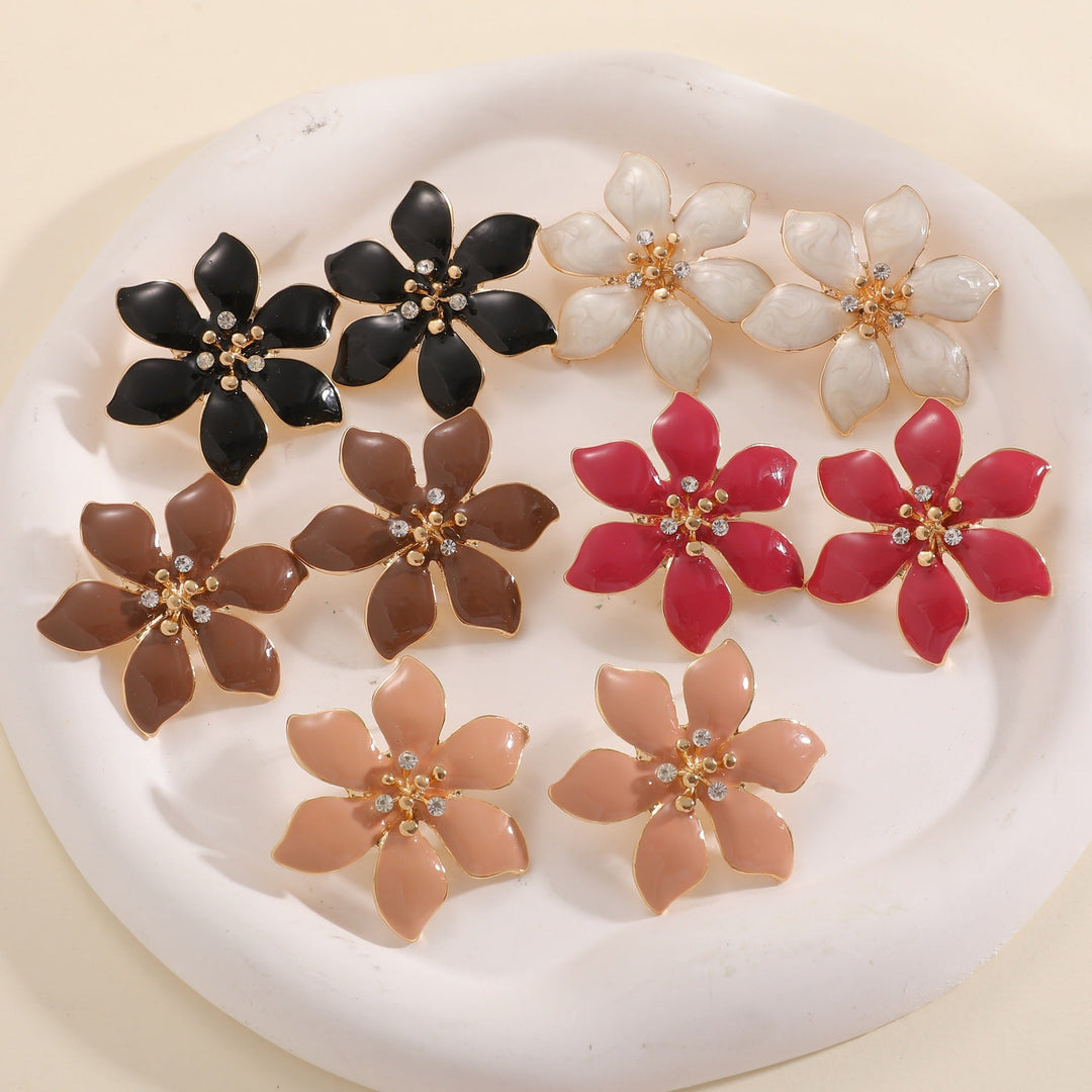 Women's earrings with intricate floral pattern and sparkling accents Nin Boutique