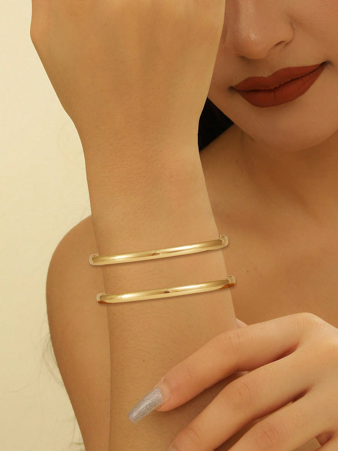 Women's bangle with elegant curved design Nin Boutique