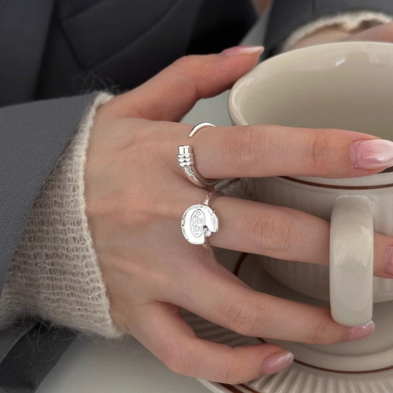 Women's ring with unique hand symbol and sparkling stone Nin Boutique