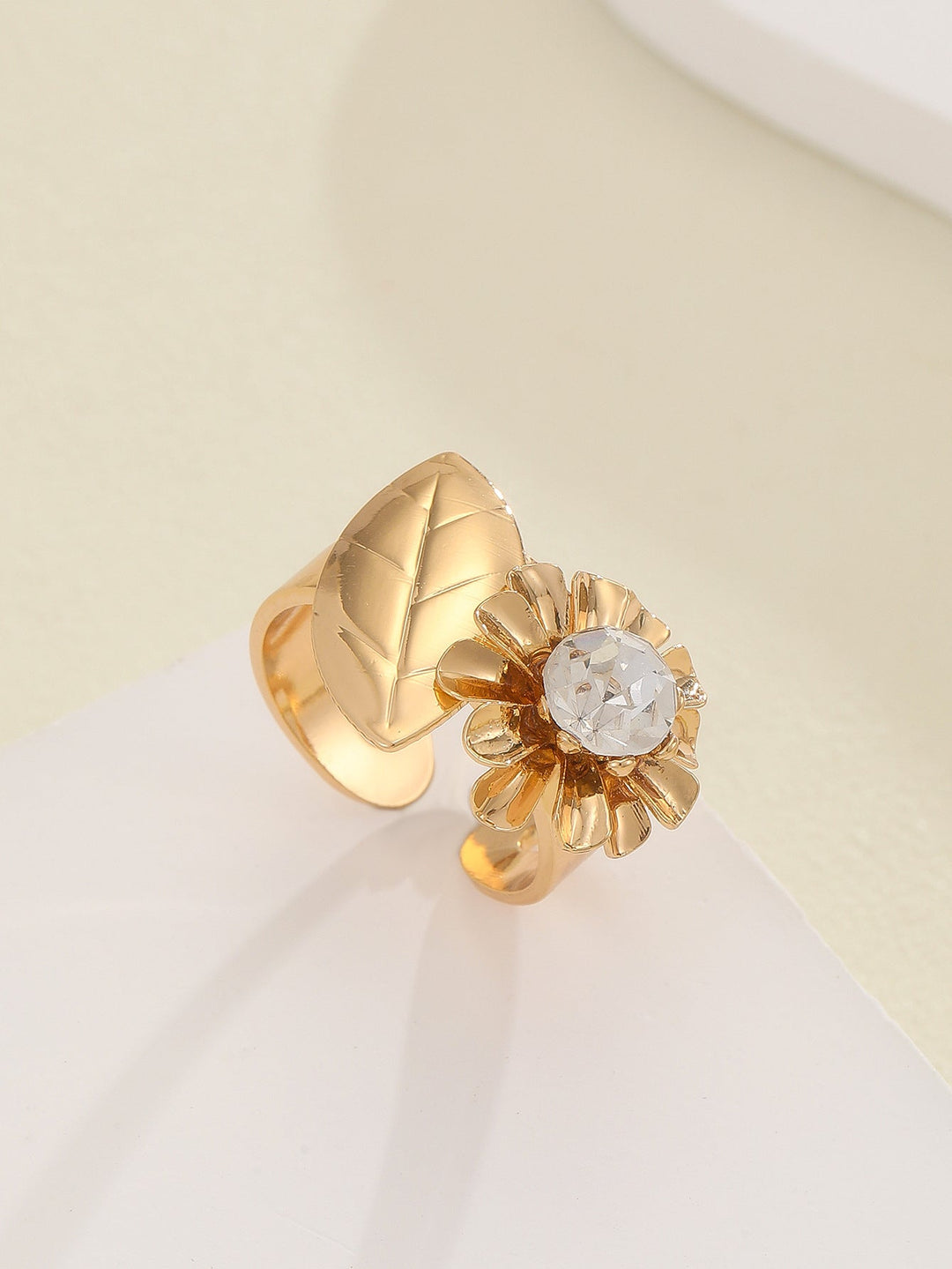 Women's ring with elaborate shell and bow motif Nin Boutique